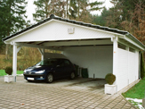 Terrassen-Überdachung aus BSH Holz mit einer Schieferblende, Kupfer-Kante und einer Doppelstegplatten Dacheindeckung – in Lage/Lippe